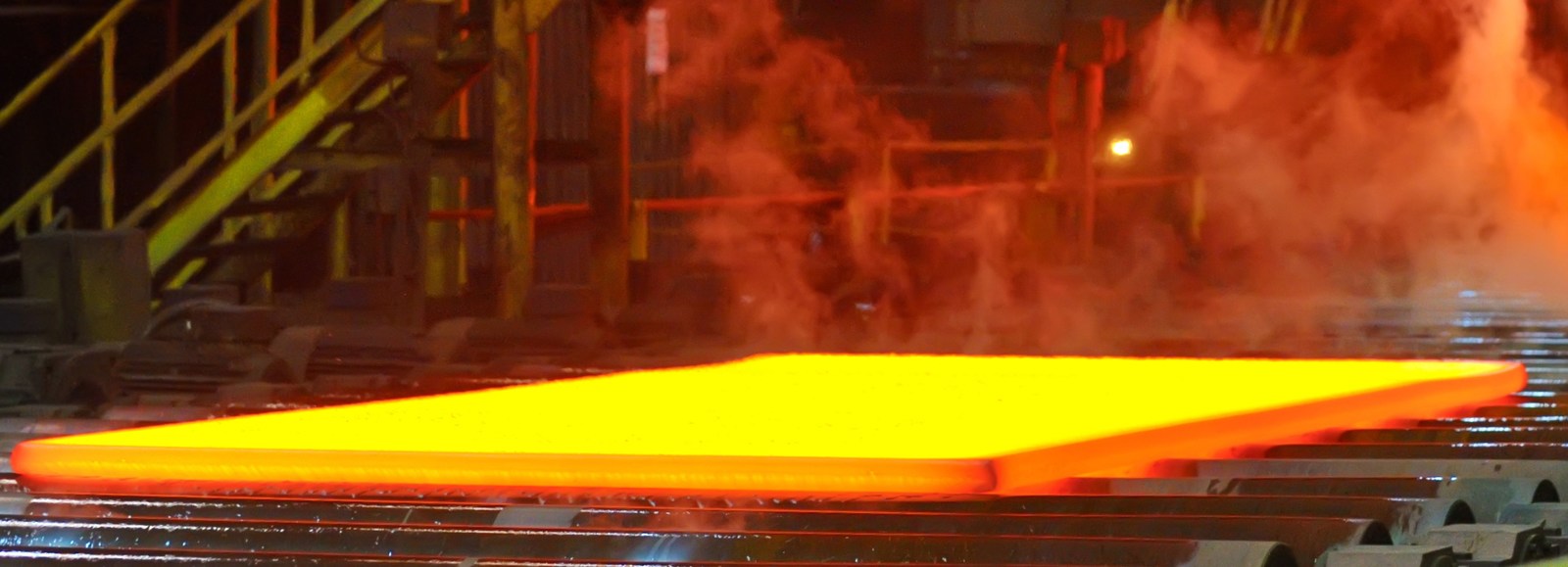 Hydromechanical descaling in a steel mill