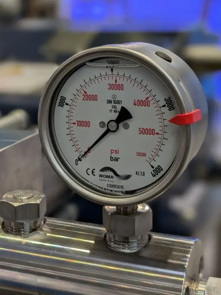 WOMA pressure gauge showing up to 4,000 bar / 58,000 psi on a high-pressure pump